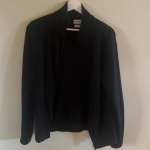 Navy full zip - Navy full zip tröja 100% merino! Storlek L men sitter som S/M. 