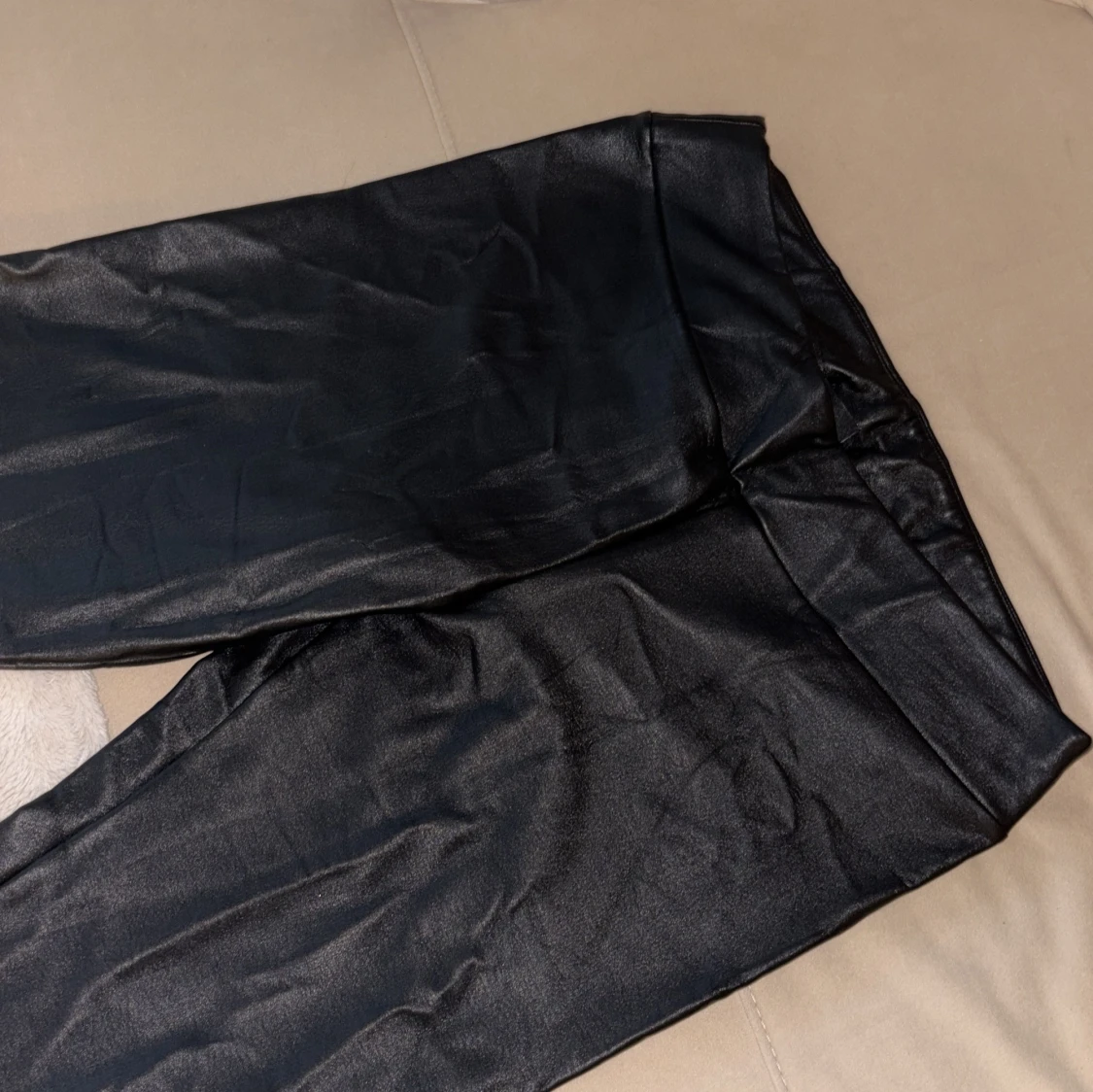 Svarta leggings i skinnimitation - 3