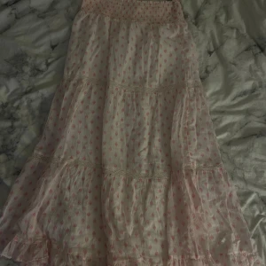 Rosa långkjol  - Supersöt långkjol i rosa med detaljer. Storlek 170 men XS, S & M passar med. Har aldrig använts 