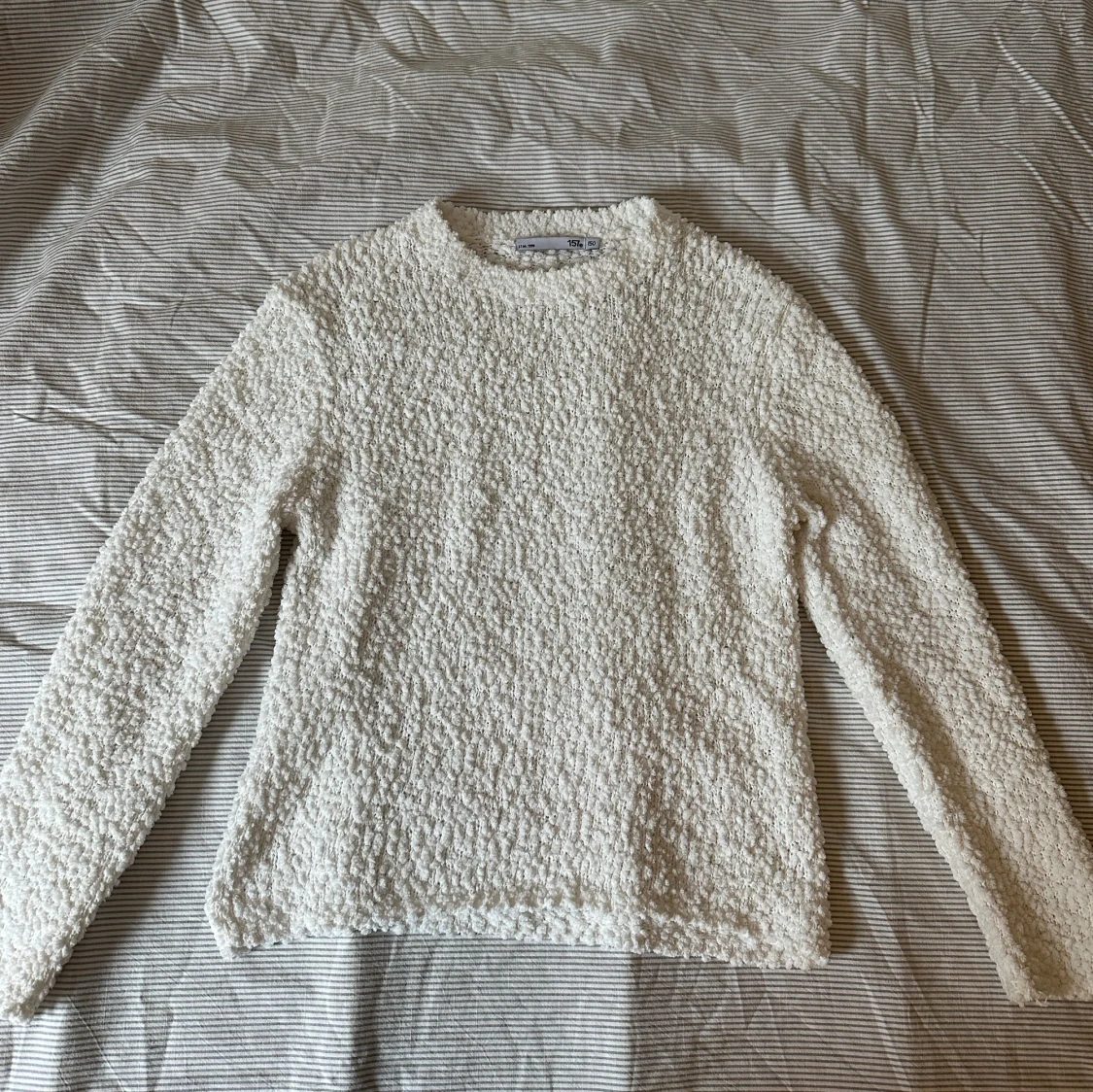 Vit fluffig stickad tröja