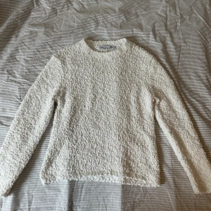 Vit fluffig stickad tröja - Jättemjuk och mysig tröja från lager 157, som inte kommer till användning 💓 Jag har använt den få gånger och är i bra skick! 