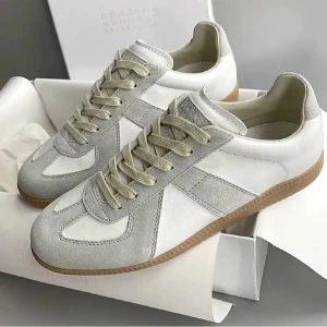 Maison Margiela gats - ❗️Pris går att diskutera, kontakta mig för byte❗️Maison Margiela gats i beige och vitt med klassisk en klassisk design. Perfekt för sensommaren. Skorna är i nästintill perfekt skick med undantag av två fläckar som ganska enkelt borde försvinna. Box medföljer. Storlek 42