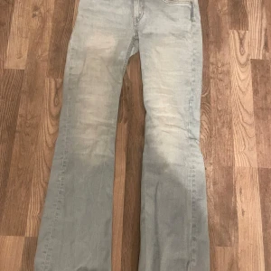 Lager 157 ljusa bootcut jeans - Snygga lågmidjade bootcut jeans ifrån lager 157. Har ett hål som ni ser på sista bilden men man ser det inte på. 