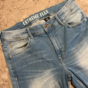Denim jeans Extreme stretch  - Extreme stretch jeans säljes, jeansen har ett bekvämt tyg som är lite strechigt. Jeansen är i storlek 164 cm på kroppslängd. Jeansen stryks om det beviljas skriv vid frågor✨