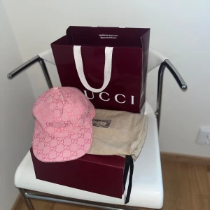 Rosa Gucci keps Canva baseball cap  - Snygg rosa keps från Gucci med ikoniskt GG-monogram över hela kepsen. Justerbar rem baktill i läder och insida i ljus bomull. Perfekt accessoar för att lyfta din outfit med lyxig känsla och trendig färg.