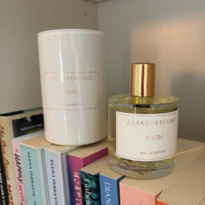Zarkoperfume Youth Eau de Parfum - Fräsch parfym från Zarkoperfume med namnet Youth. Flaskan är rund och genomskinlig med guldig kork och stilren vit etikett. Kommer i elegant vit förpackning. Perfekt för dig som gillar minimalistisk design och exklusiva dofter.100ml, endast testad 