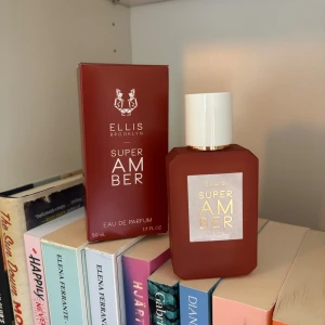 Ellis Brooklyn Super Amber parfym - Super Amber från Ellis Brooklyn är en Eau de Parfum i en snygg, matt brun glasflaska med vit kork och guldiga detaljer. Flaskan rymmer 50 ml och har en modern, kantig design. Doften är varm och bärnstensinspirerad – perfekt för dig som gillar unika och trendiga parfymer. Endast testad
