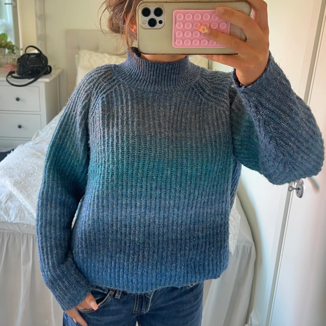 Blå stickad tröja med hög krage - 1