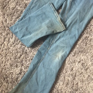 ljusblåa utsvänga jeans🩵 - ljusblåa utsvängda jeans från HM. De är använda men inga slitningar! Tvättar alltid innan köp☺️ TRYCK EJ PÅ KÖP NU! 
