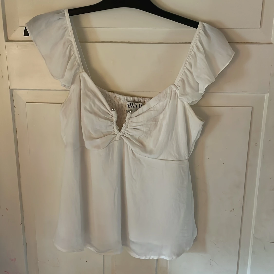 Vit blus med volangärm från AWARE