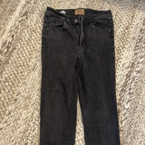 Svarta skinny jeans 1953 Stella - Svarta skinny jeans från 1953 Stella. Jeansen har en smal passform och är tillverkade i stretchig denim. 