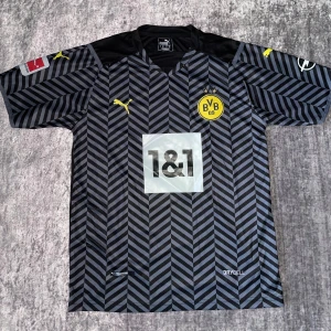 Dortmund tröja Haaland #9- storlek S - Storlek S. Fin replika. Helt ny och är i gott skick . Pris: 349:-. Skickas direkt inom 24h