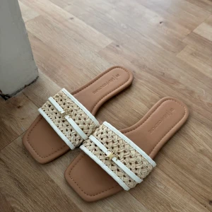 Beige flätade sandaler från VIVA COUTURE - Aldrig använda. Passar 38