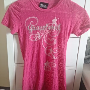 Rosa leopardmönstrad t-shirt  - Cool rosa t-shirt från Graceland står ej storlek men passar S