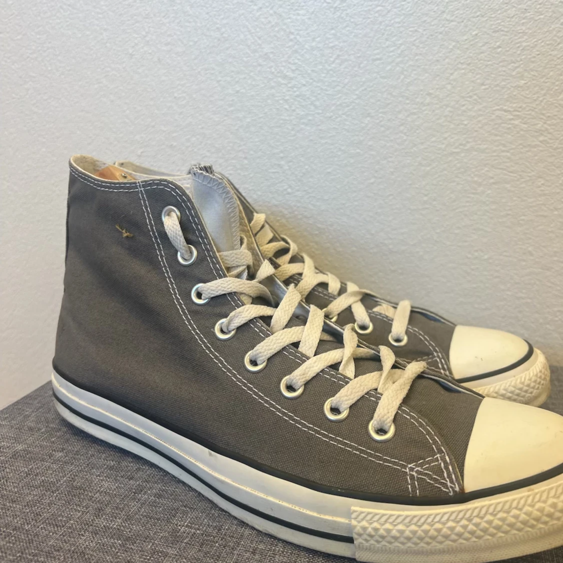 Grå höga Converse sneakers - 1