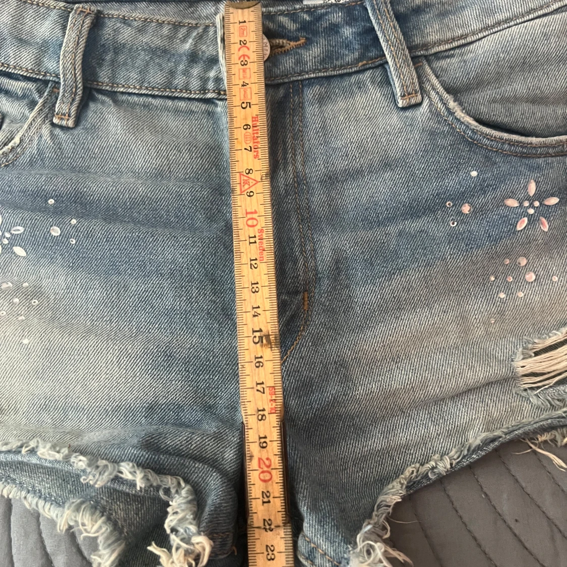 Blå jeansshorts med slitningar och pärlor - 3