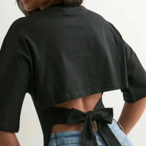 Populär knyt topp från Nelly - Säljer den populära knyt toppen från Nelly i storlek xxs, passar också bra på mig som brukar ha storlek xs/s🥰 pris kan diskuteras!!!!!!