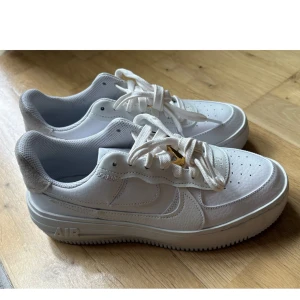 Nytt! Storlek 37. Nike SportswearWMNS AF1 PLT.AF.ORM - Sneakers - Sälj helt nytt Nike Sportswear WMNS AF1 PLT.AF.ORM - Sneakers med guld detaljer. Den är storlek 38 men är små storlek, så det sägs att den ska passa till er som brukar ha storlek 37. 