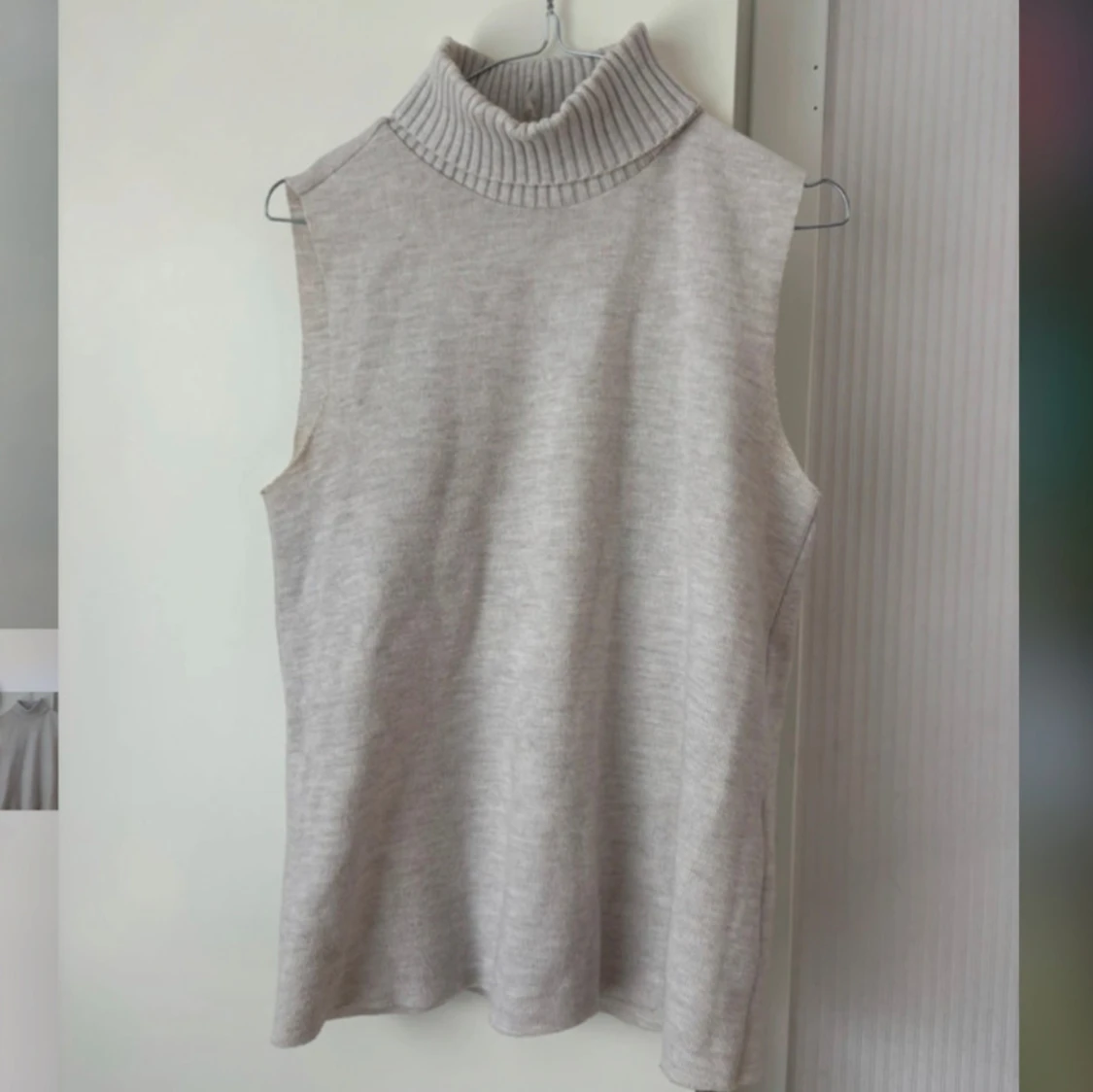 Beige ärmlös polotopp från Zara