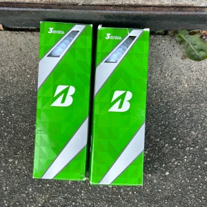 Bridgestone Treosoft golfbollar 2x3-pack - Säljer två förpackningar med Bridgestone Treosoft golfbollar, 3 bollar i varje ask. Förpackningarna är gröna med silverdetaljer och tydlig logga. Bollarna har 330 sömlösa dimples och mjuk kärna för bättre känsla och längd.