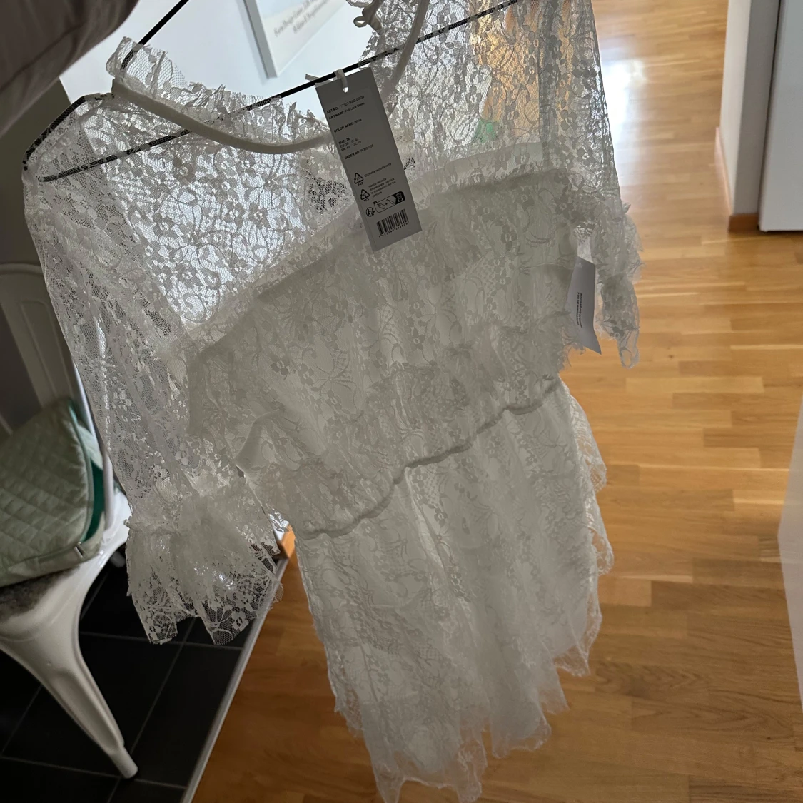 Vit spetsklänning med volanger - 1