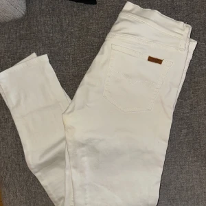 Vita skinny jeans från Polo Ralph Lauren - Säljer ett par vita skinny jeans från Polo Ralph Lauren. Byxorna har klassisk femficksdesign och är tillverkade i ett stretchigt material som sitter tight. Perfekta för dig som vill ha en stilren och fräsch look.