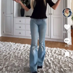 Ljusblå bootcut jeans  - Säljer ett par ljusblå jeans med bootcut passform och snygga knappar längs sidorna. Jeansen har klassiska fickor fram och bak samt detaljerade sömmar. Köpte dessa på plick för ett tag sedan men är använda sparsamt. Säljer då de är för små och nommmer inte längre till användning. Jag är 180 och passar bra i längden på mig! Skriv om ni har frågor!  
