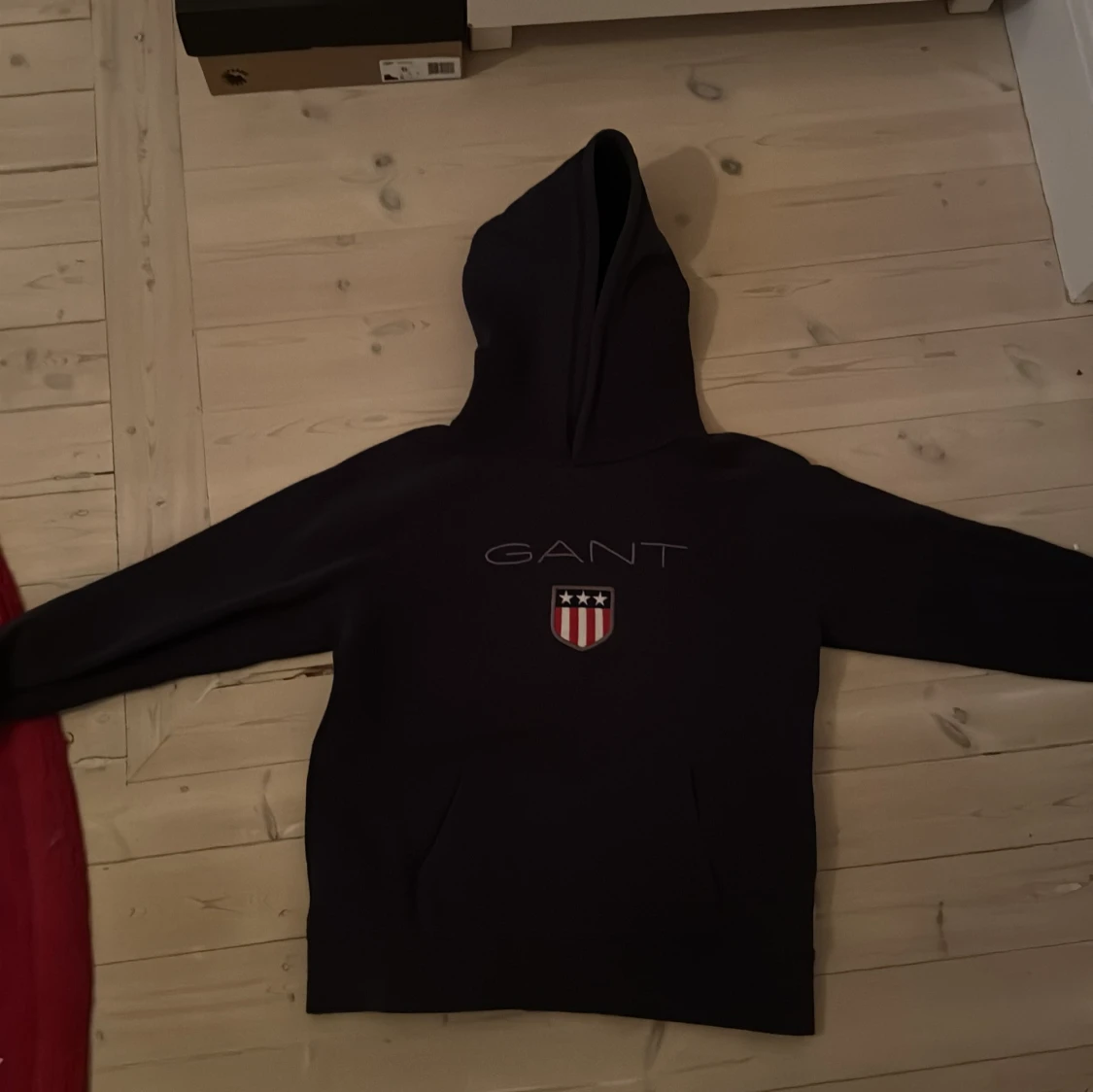 Mörkblå hoodie från GANT