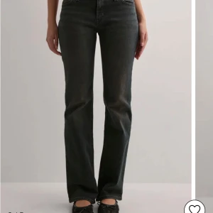 Svarta Levis 501 jeans - Säljer ett par svarta Levis 501 jeans med klassisk femficksdesign och raka ben. Jeansen har normal passform och är tillverkade i kraftig denim. Perfekta för dig som gillar en tidlös stil.