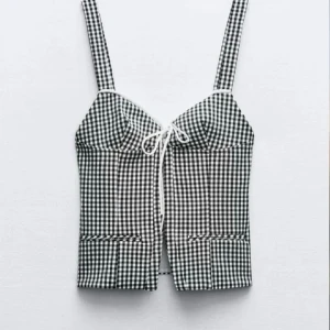 Svartvit korsette från Zara slutsåld - Säljer en slutsåld korsette från Zara i storlek xs/ 32. Aldrig använd