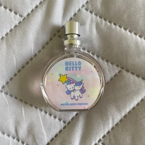 Hello Kitty parfym - Inte använt mycket, luktar kokos😊🤍