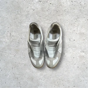 Maison Margiela Gats Low - White margiela gats low : 8/10 Skick : Ytligt smutsiga : Perfekta annars : Vit/grå/gummi : Size 41 EU : Fysiskt kvitto finns! : Låda tillkommer ej 💔💔: Hmu i dm's 