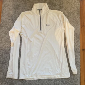 Under armour halv zip - Säljer en riktigt snygg träningströja i väldigt bra skick med inga fläckar eller täcken på användning alls Skick 9,5/10 Jag är 185cm och väger ca 68  Skriv vid minsta fråga eller fundering🔥