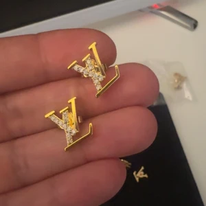 Luis vyttoun  - Säljer ett par exklusiva  örhängen 