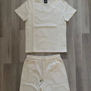 Beige tracksuit från Timios - Snygg beige tracksuit från timios Perfekt för en clean och stilren look på sommaren. Finns i storlek S, M och L