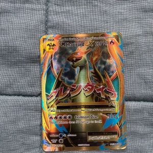 Mega Charizard ex (Full art)  - Relativt dåligt skick på kortet, skickas i förpackning så att det inte försämras. Pris kan diskuteras 