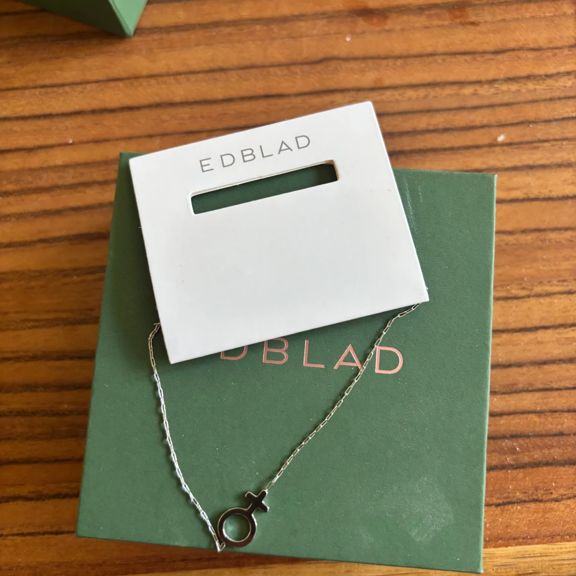 Silverfärgat halsband från Edblad med kvinnosymbol