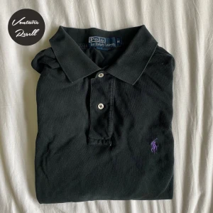 Ralph lauren piké - En riktigt schysst Ralph Lauren Pikétröja med svart färg i storlek M. Mycket bra skick Säljer den nu för 250kr 