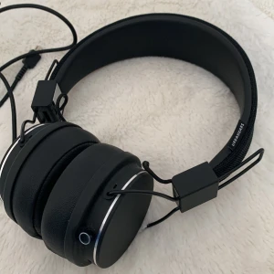 Urbanears hörlurar - Svarta Urbanears hörlurar modell Plattan 2 som jag säljer då jag inte använder längre. Tillhörande laddar-sladd skickas såklart med! Mycket bra skick, inga repor eller liknande. Svart färg med silvriga detaljer. 