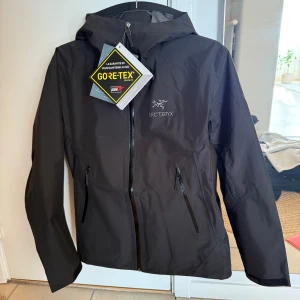 Arc’teryx-jacka - Oanvänd. Vind och vattentät. Goretex. Ganska liten i storleken. Mycket fin! 