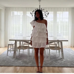 Säljer en vitvolangklänning 🤍 - Jättefin kort vit klänning perfekt till studenten eller till sommaren! Den sitter bra som S men skulle funka på Xs också. En vit fin färg perfekt för sommaren. 