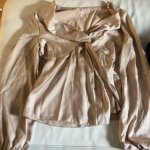 Beige omlottblus med knyt - Super fin beige topp  