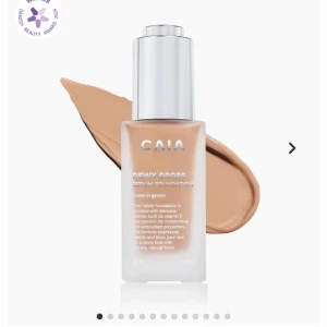 CAIA Dewy Drops Serum Foundation 30N - CAIA Dewy Drops Serum Foundation är en flytande foundation med vårdande ingredienser som vitamin E och glycerin. Ger en återfuktande, naturlig finish, endast prövat färgen men undertonen funkade inte på mig, köptes för 345kr + frakt💕(färg 30N)