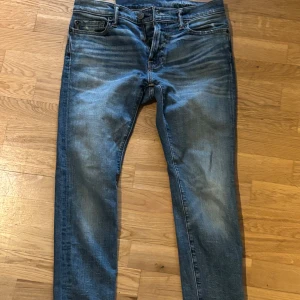 Blå jeans från Abercrombie & Fitch - Säljer ett par klassiska blå jeans från Abercrombie & Fitch . Jeansen har fem fickor, normal passform och raka ben. Perfekta för en avslappnad stil och funkar året runt.