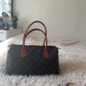 monogram väska läder - Jätte fin monogram väska i läder. Kom privat för frågor❤️❤️