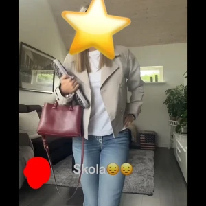 Beige croppad trenchcoat - Trendig jacka! Säljer en beige croppad trenchcoat med dubbelknäppning och klassisk krage. Använd endast två gånger.  Jackan har långa ärmar och är tillverkad i ett slätt material som känns lätt och stilrent. Perfekt för vår och höst när du vill ha en snygg och enkel look.