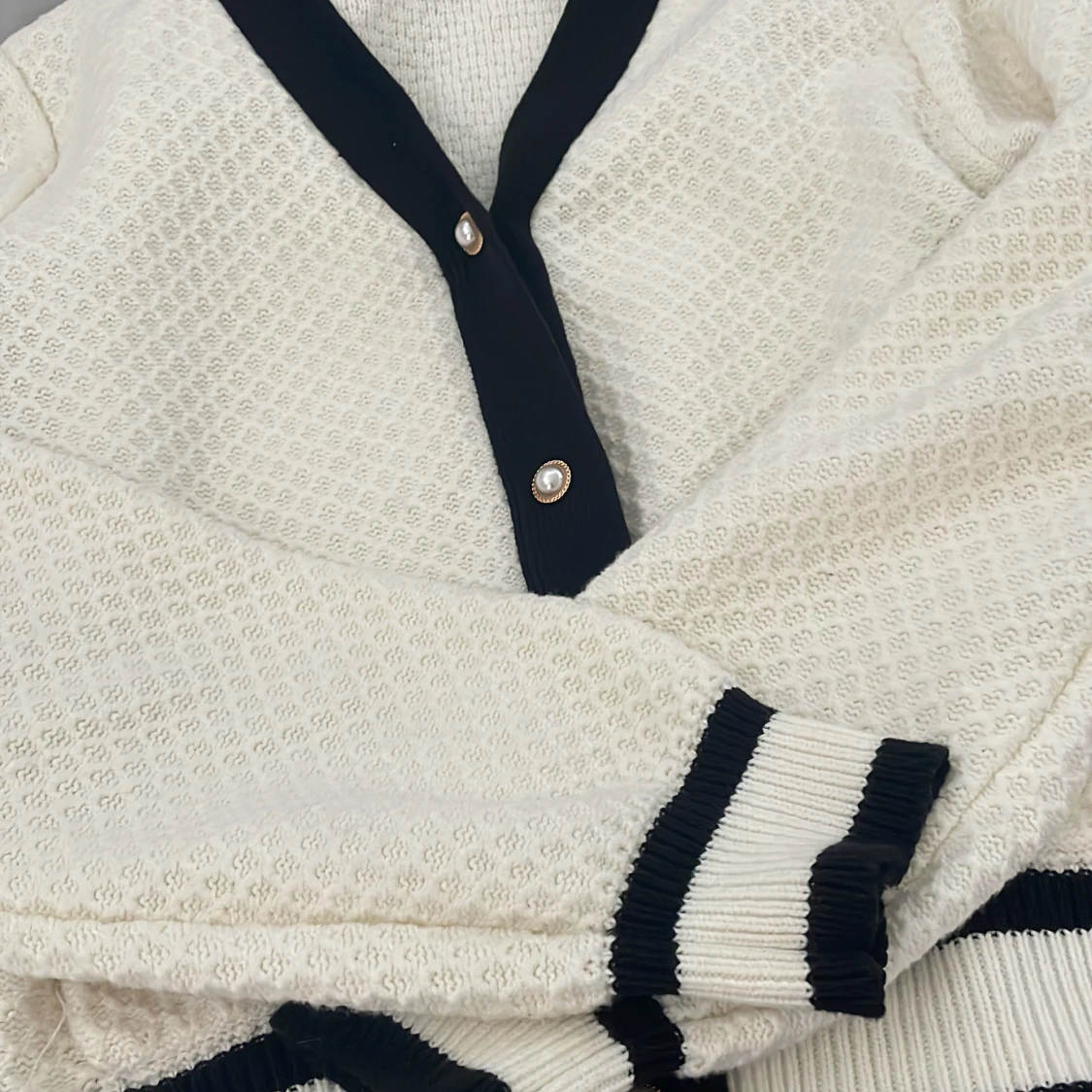 Vit kofta med svarta detaljer - 1