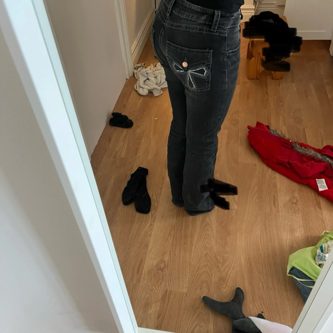 Svarta bootcut jeans från Gina Tricot - 4