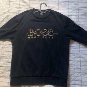 Hugo Boss tröja - Säljer min hugo boss tröja då den har blivit för liten för mig. Tröjan är i 9/10 skick och bara anväds några gånger.
