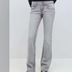Grå bootcut jeans från GINA - Säljer ett par grå bootcut jeans från Gina då dom slutat kommit till andvändning❤️passar även mindre stolekar som 36